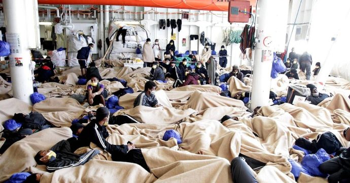 Migranti, assegnato un porto sicuro alla nave di Medici senza frontiere: 439 persone a bordo “stremate”