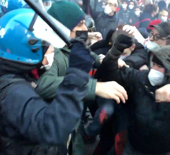 Morte di Lorenzo Parelli, scontri e tafferugli con la polizia alla manifestazione degli studenti a Milano