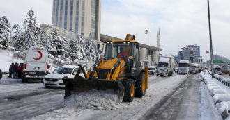 Copertina di In Turchia la neve blocca tutto tranne la mannaia di Erdogan