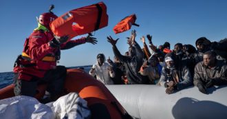 Copertina di Migranti, sbarcati 57 egiziani a Lampedusa. La nave Aita Mari chiede porto sicuro per 176 persone: a bordo anche 42 minori