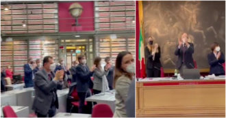 Copertina di Quirinale, l’ovazione dei grandi elettori del Pd a Sergio Mattarella all’inizio dell’assemblea – Video