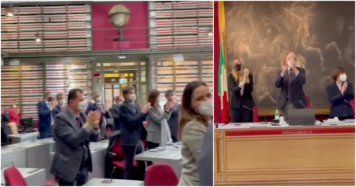Quirinale, l’ovazione dei grandi elettori del Pd a Sergio Mattarella all’inizio dell’assemblea – Video