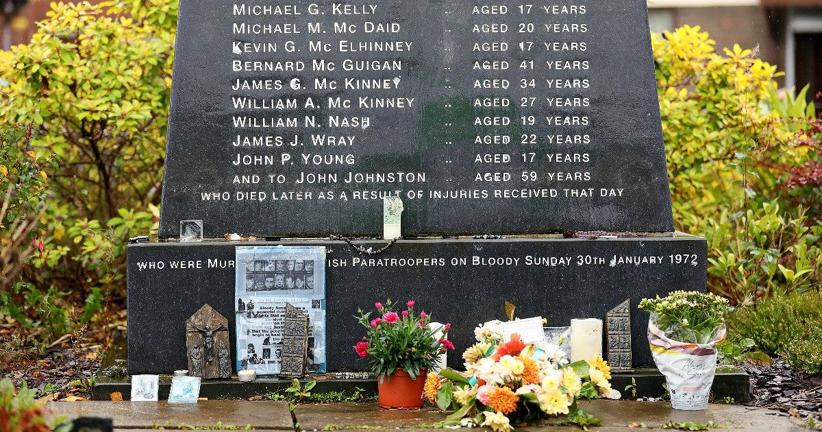 Irlanda del Nord, a 50 anni dalla Bloody Sunday la beffa per un parente delle vittime: “Indagato per aver rivelato il nome di un militare sospettato della strage”