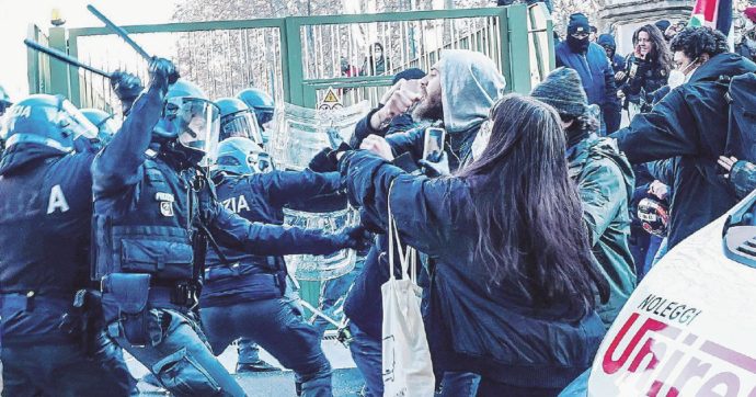 Copertina di Studenti in piazza contro lo “scuola-lavoro”. Cariche e feriti a Napoli, Torino e Milano