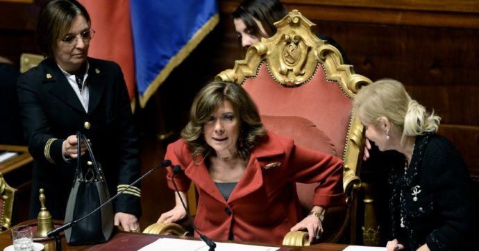 Casellati si è spiaggiata al Papeete: la regina decapitata da FI e totiani