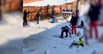 Copertina di Incubo sulle piste da sci: la seggiovia va all’indietro e gli sciatori si lanciano per evitare l’impatto – Video