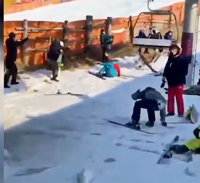 Incubo sulle piste da sci: la seggiovia va all’indietro e gli sciatori si lanciano per evitare l’impatto – Video