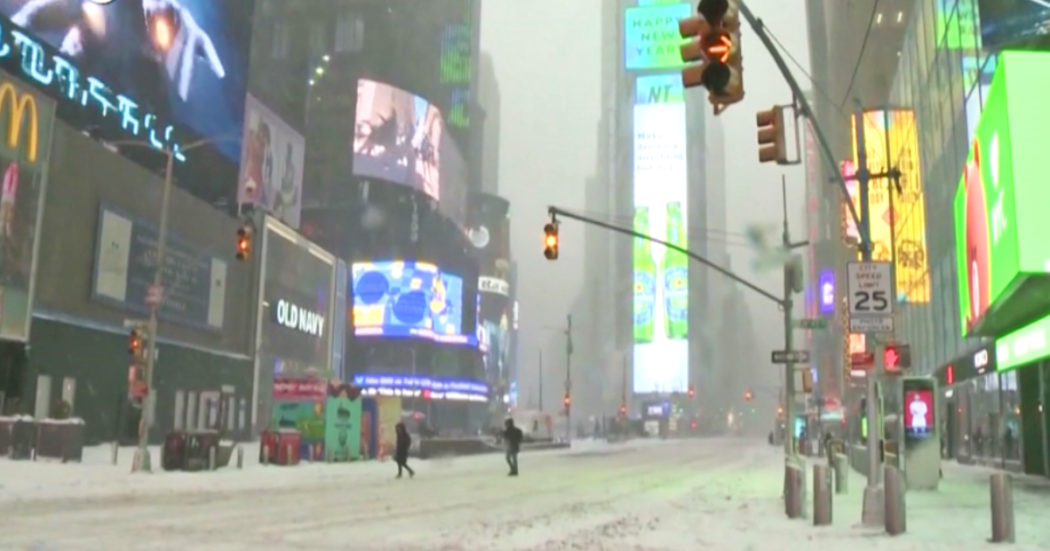 La bufera di neve colpisce anche New York: le immagini di Times Square imbiancata