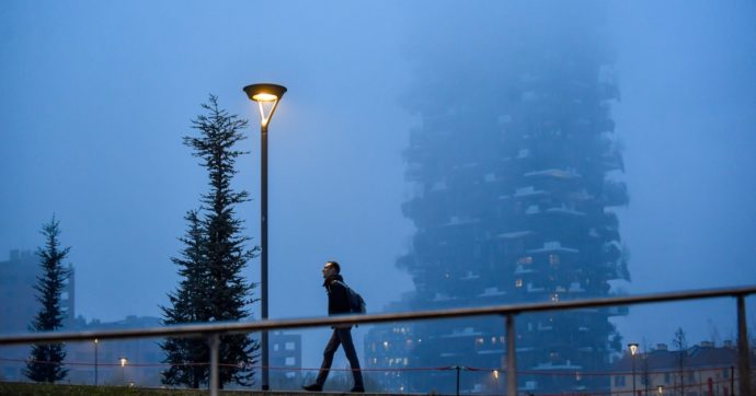 Smog, a Milano 25 giorni fuorilegge a gennaio. Sono stati 61 in tutto il 2021. Legambiente: “L’aria è opprimente, ma Regione in silenzio”