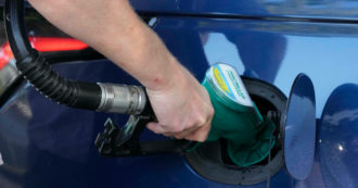 Copertina di Benzina, sfondata la soglia degli 1,8 euro al litro (prezzo medio in modalità self). Per un pieno 15 euro in più di un anno fa
