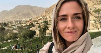Copertina di Afghanistan, la reporter incinta Charlotte Bellis potrà tornare in Nuova Zelanda: il governo ha accettato la sua richiesta