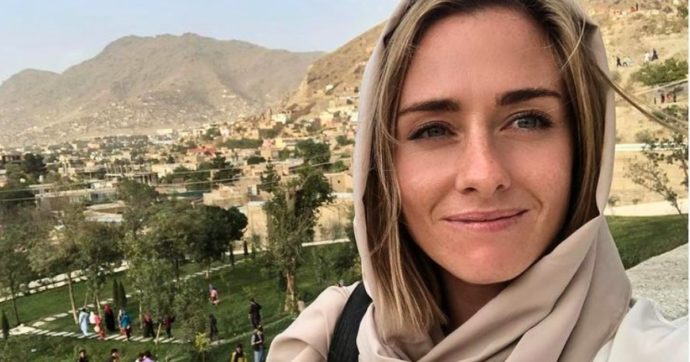 Afghanistan, la reporter neozelandese: ‘Sono incinta, ma non mi fanno tornare a casa per le regole Covid. Ho chiesto aiuto ai Talebani’