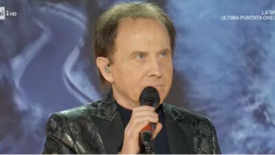 Copertina di “Ho detto una frase afrobergamasca, perdonatemi!”: Roby Facchinetti durante il concerto con i Pooh dimentica il testo di “Pierre” dopo 50 anni