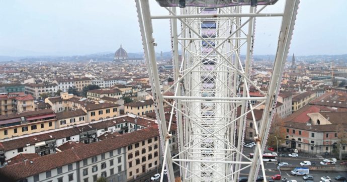 Copertina di Firenze si attacca alla Ruota e getta “Il Ponte” per strada