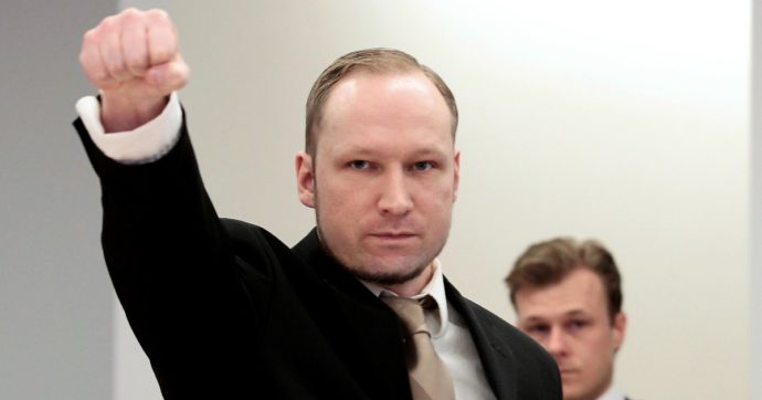 Anders Breivik, il neonazista responsabile della strage di Utoya resta in carcere: “Potrebbe ripetere attacchi terroristici”