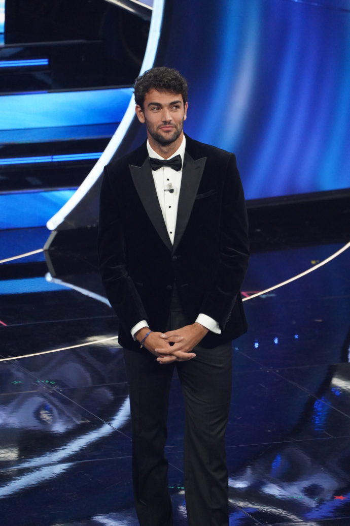 Sanremo 2022, i voti ai look della prima serata: un bel 10 a Blanco e il  suo mantello. Orietta Berti inclassificabile. C'è Matteo Berrettini: lo  smoking gli dona più della divisa da