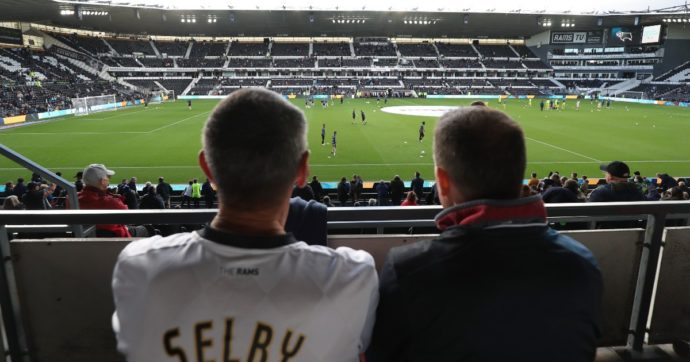 La lotta per la sopravvivenza del Derby County: la folle presidenza di mister Candy Crush, la lealtà di Rooney e l’amore disperato dei tifosi