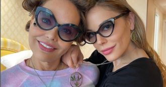 Copertina di Sanremo 2022, Ornella Muti e la figlia Naike Rivelli posano con gioielli a forma di marijuana: scoppia la polemica e la politica va all’attacco