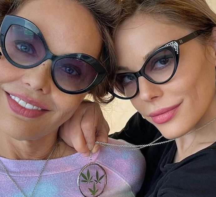 Sanremo 2022, Ornella Muti e la figlia Naike Rivelli posano con gioielli a forma di marijuana: scoppia la polemica e la politica va all’attacco