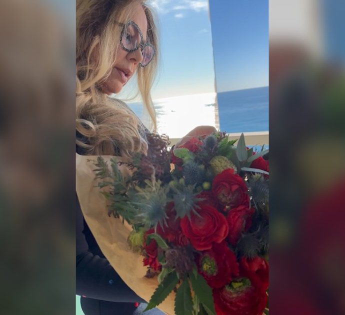 Sanremo 2022, Ornella Muti riceve un mazzo di fiori con la cannabis. I promotori del Referendum: “Lei tra le prime a firmare” – Video