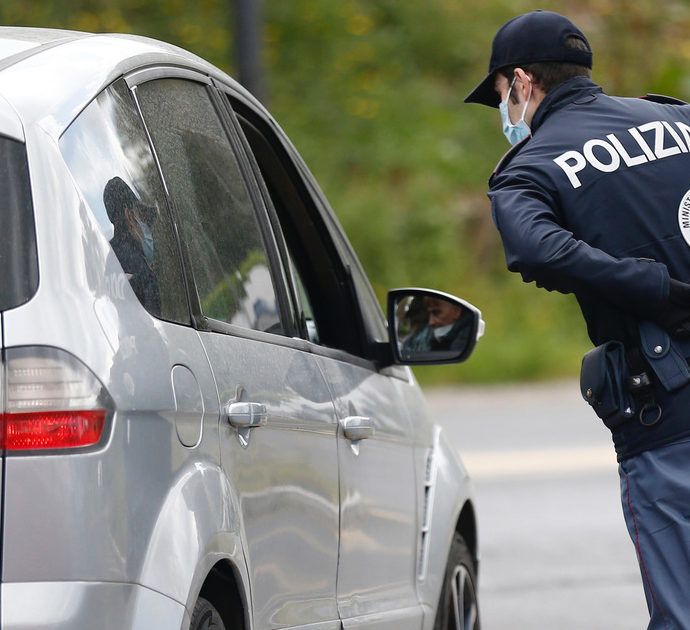 Guida senza patente né assicurazione da quando ha 12 anni: 83enne scoperto per caso durante un controllo di routine