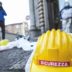 Copertina di Operaio muore sul lavoro nel Varesotto: travolto da una soletta di cemento