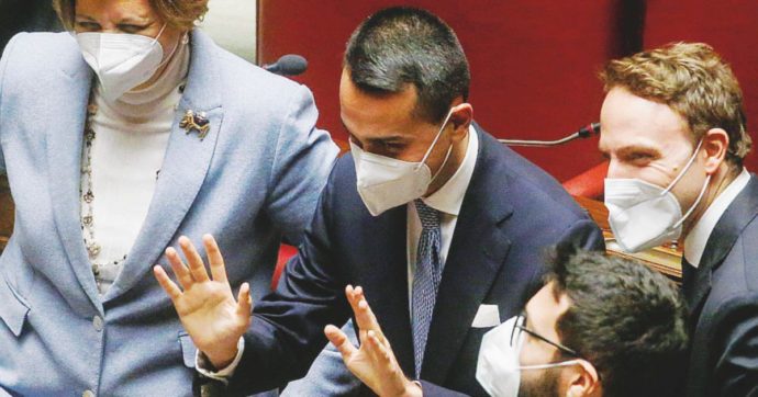 Di Maio, da bibitaro a statista come Moro: le élite incensano “Giggino”