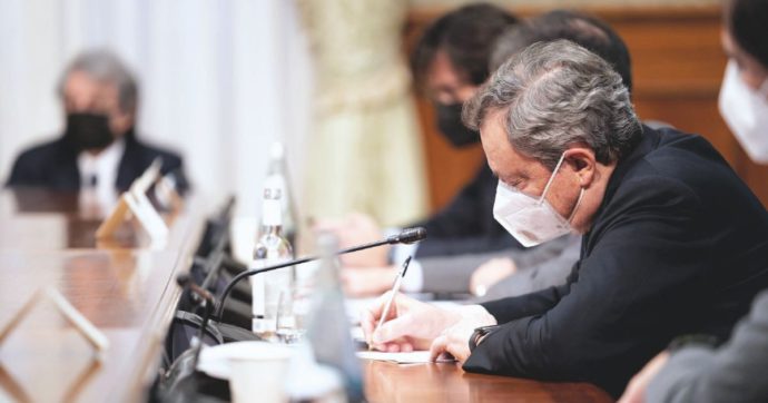 Un applauso e poi niente: la freddezza di Draghi e i ministri che già litigano