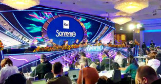 Copertina di Sanremo 2022, Fiorello telefona ad Amadeus in conferenza stampa e lo imita. Poi confessa: “Stasera plaid e tisana al tiglio” – Video