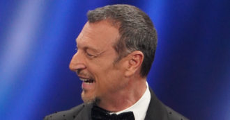 Copertina di Sanremo 2022, Amadeus implora una ragazza in platea: “Da così vicino, il naso sembra più grosso. Ti prego, fallo per me” – VIDEO
