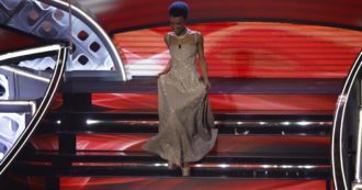 Copertina di Sanremo 2022, Lorena Cesarini non trattiene le lacrime nel suo monologo sul razzismo: “Perché alcuni si indignano per la mia presenza sul palco?” – VIDEO