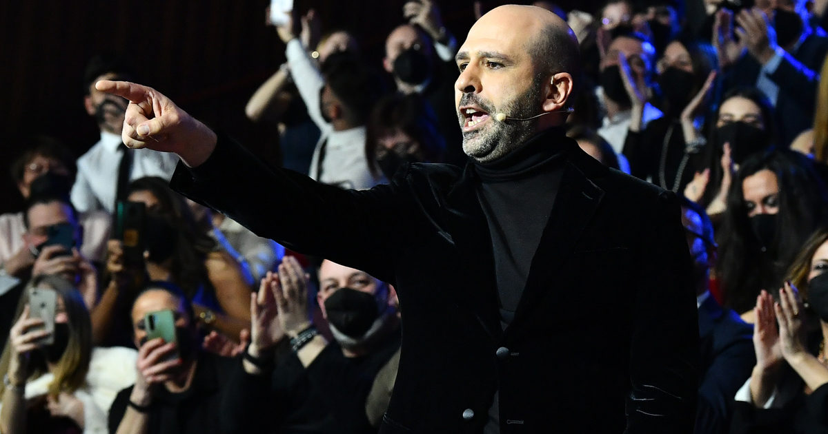 Sanremo 2022, Amadeus annuncia Checco Zalone ma lui non scende dalle scale. Ecco cosa è accaduto