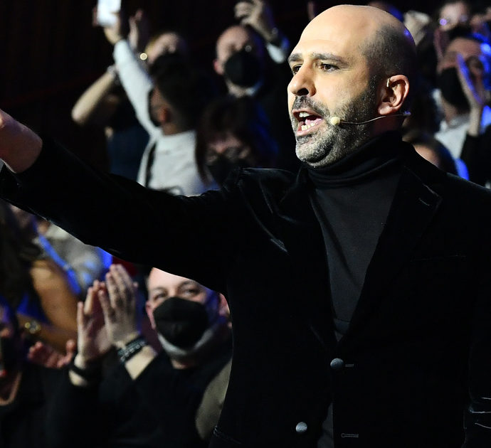 Sanremo 2022, Amadeus annuncia Checco Zalone ma lui non scende dalle scale. Ecco cosa è accaduto
