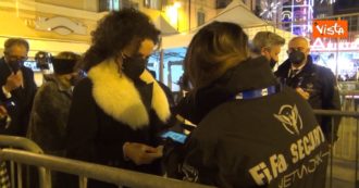 Copertina di Sanremo 2022, fila per entrare all’Ariston (con capienza 100%): controllo green pass e cambio mascherina. Ecco gli ingressi del pubblico – Video