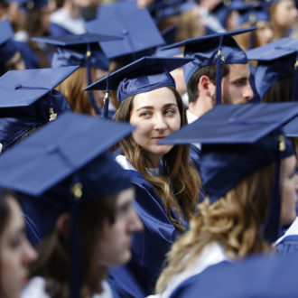 Copertina di Brave, laureate e sottopagate: il rapporto che certifica la disparità