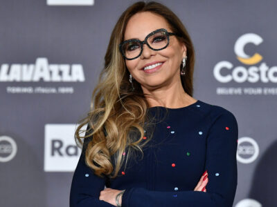 Copertina di Sanremo 2022, fatti e rifatti: ecco quanto è costato il sorriso esagerato di Ornella Muti