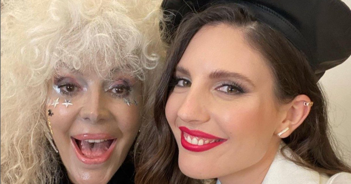 Sanremo 2022, Donatella Rettore accenna la sua canzone a La Vita in Diretta. Matano la interrompe: “No, per carità, non si può cantare…”