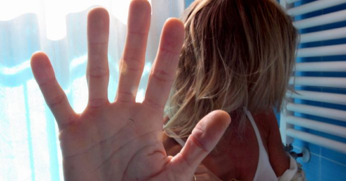 Stuprata a 15 anni: arrestato un coetaneo, altri 2 indagati. La chat: “Siamo nella m…”