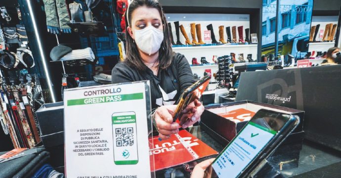Covid, arriva il pass “indefinito”. Ma sulla scuola si litiga