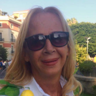 Copertina di 8 – La Napoli di Rosa: “Io, trans dagli anni ‘70 tra prostituzione, mazzate e il sogno di un figlio mio”