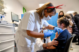 Copertina di Covid, lo studio Usa: “La vaccinazione dei più piccoli ha contribuito a ridurre del 68 per cento il rischio di ospedalizzazione”