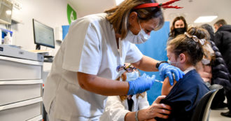 Copertina di Covid, lo studio Usa: “La vaccinazione dei più piccoli ha contribuito a ridurre del 68 per cento il rischio di ospedalizzazione”