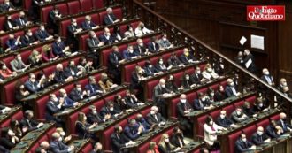 Copertina di Mattarella, parlamentari FdI e Meloni immobili quando ringrazia l’esecutivo. Draghi applaudito dalla maggioranza al suo ingresso in Aula