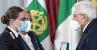 Copertina di Sanremo 2022, Martina Pigliapoco sul palco dell’Ariston: chi è la carabiniera premiata da Mattarella per aver salvato una donna dal suicidio