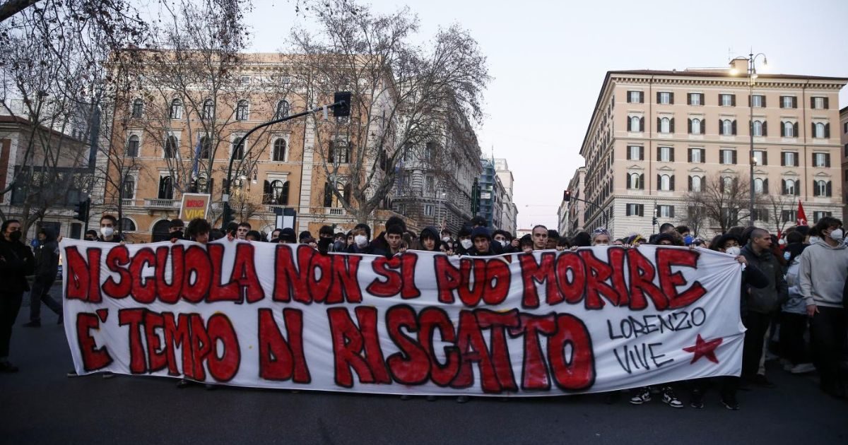 Morte Lorenzo Parelli, dopo le cariche gli studenti tornano in piazza. “Atto di coscienza”, “società in crisi” e “generazione inascoltata”: i pareri di De Luca, Caselli e Di Cesare
