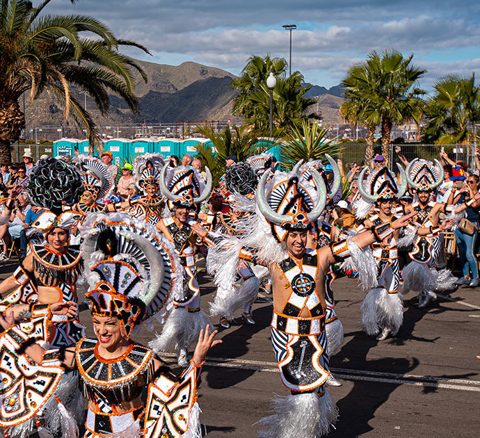 Tenerife, un Carnevale ‘alla brasiliana’ nell’arcipelago più caldo d’Europa