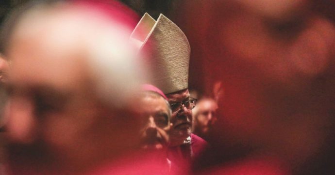 Copertina di L’arcivescovo di Monaco apre al celibato:  “I preti sposati avrebbero una vita migliore”