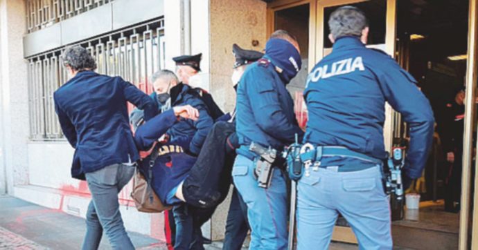 Roma, attivisti dell’ambiente imbrattano il Mite: 10 fermati