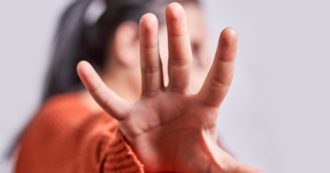 Copertina di Avellino, “9mila euro per non diffondere un video a sfondo sessuale”: 27enne arrestata con l’accusa di estorsione continuata