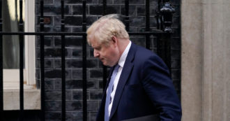 Copertina di Party-gate, ondata di dimissioni tra i collaboratori più stretti di Boris Johnson: “Può succedere di tutto. È una cosa enorme”